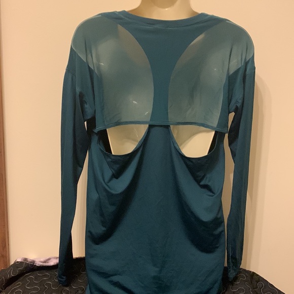 2 workout tops with open backs - Picture 2 of 15